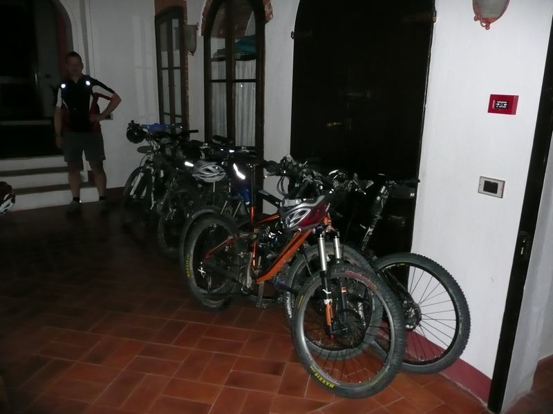 207 Zugleich auch noch Bikeraum.JPG